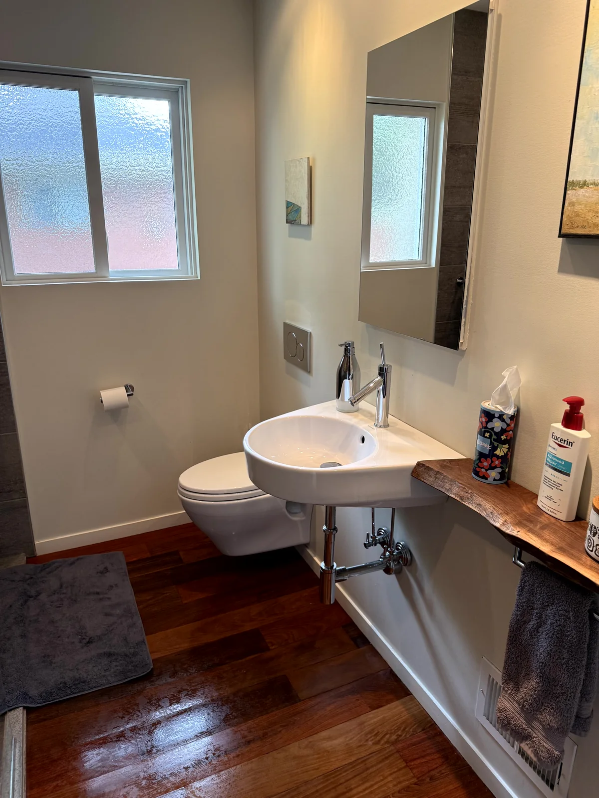 Finished bathroom vanity after a Sparkle Team house-cleaning visit in Oak Park, Michigan