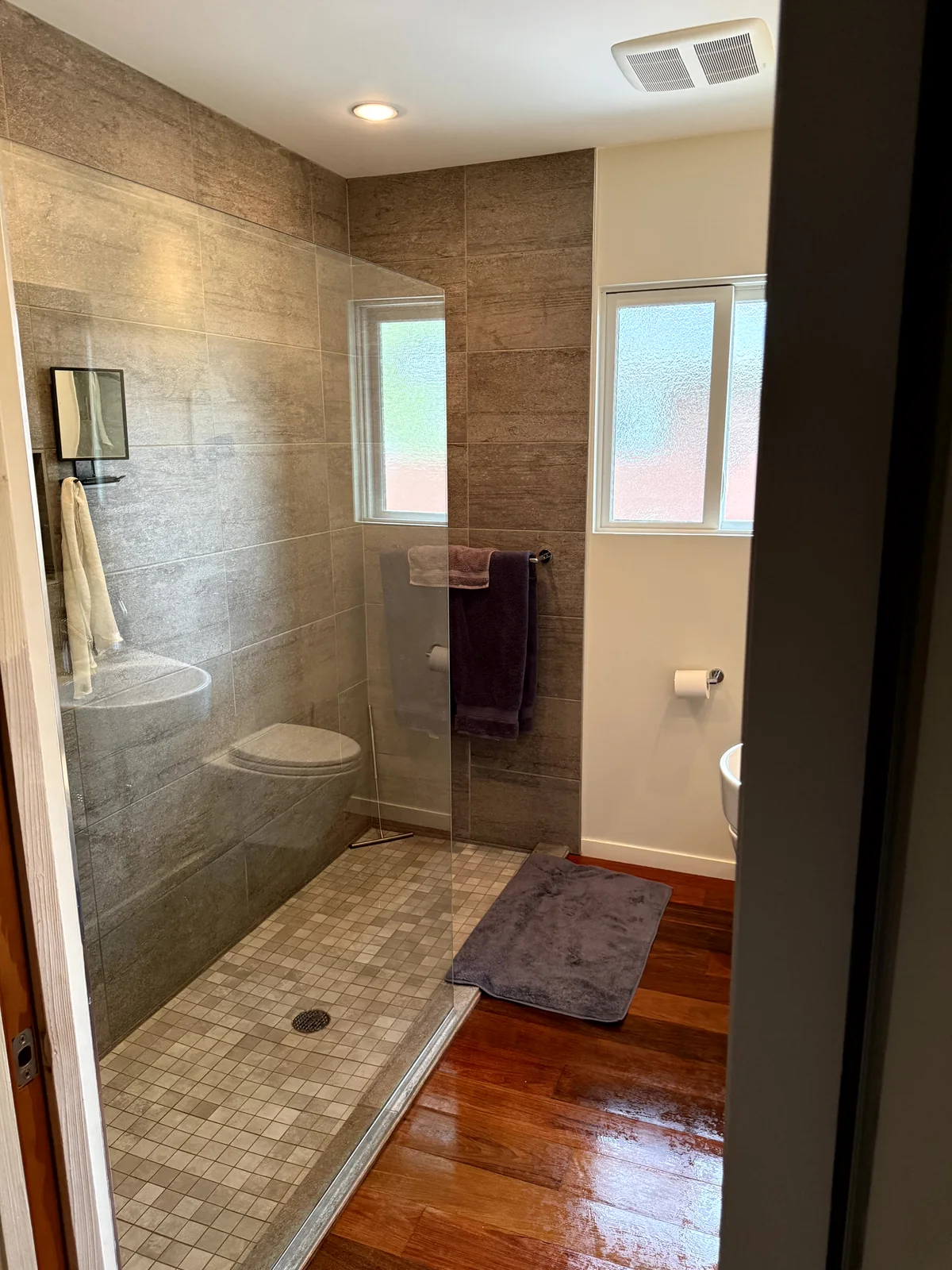 Finished glass shower after a Sparkle Team house-cleaning visit in Oak Park, Michigan