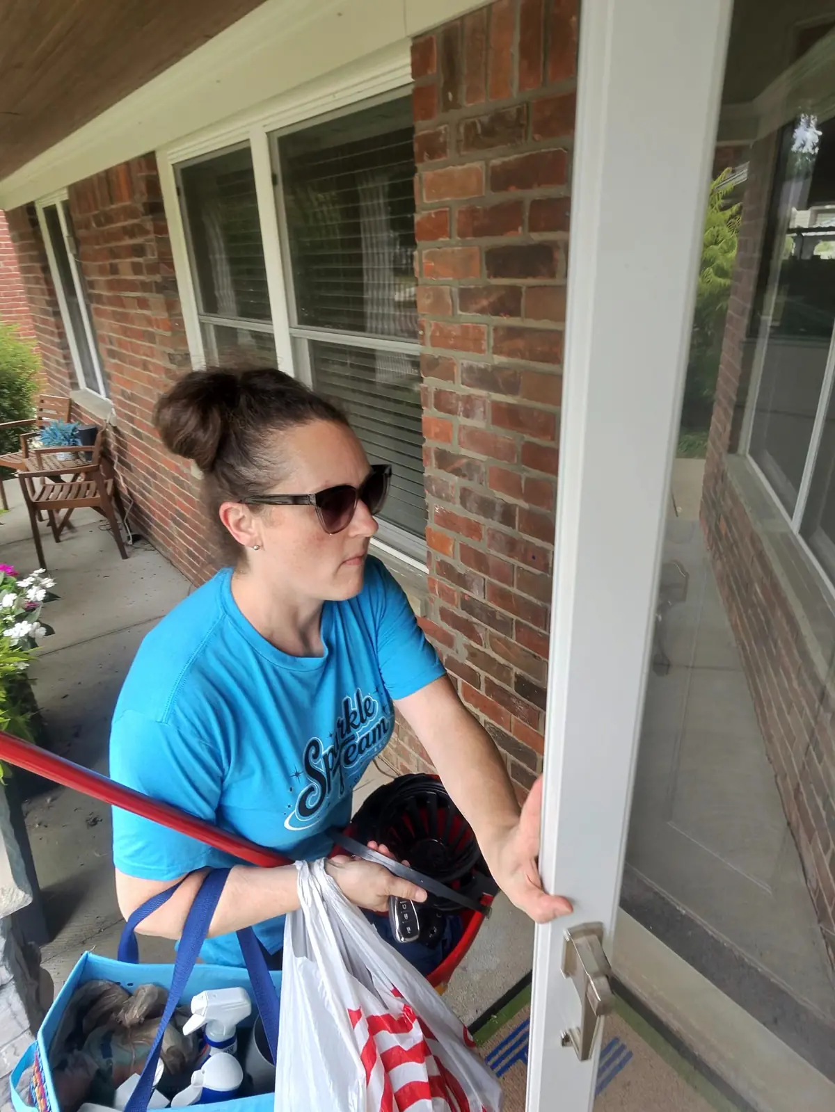 Kellie Erwin arriving at a local home ready for a scheduled cleaning visit