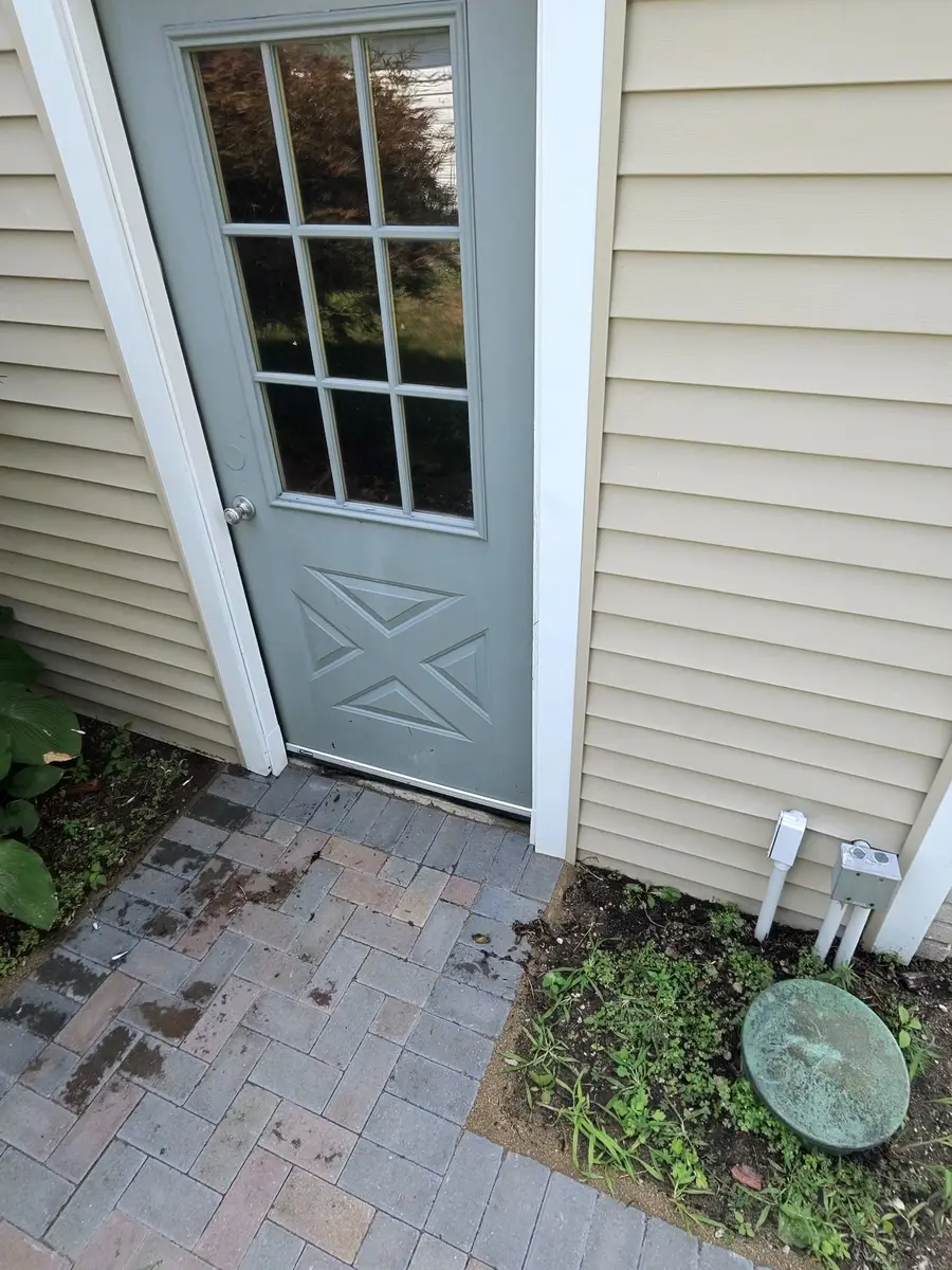 Clean vinyl siding after Sparkle Team soft washing
